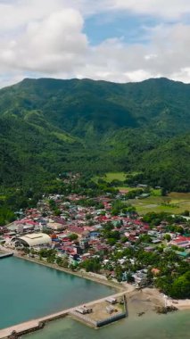 San Agustin, limanı olan bir şehir. Yeşil dağ tepeleri olan bir ada. Tablolar Adası. Romblon, Filipinler. Dikey görünüm.