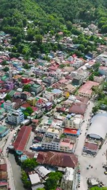 Romblon Adası, Romblon, Filipinler 'deki binaların ve evlerin en iyi manzarası. Dikey görünüm.
