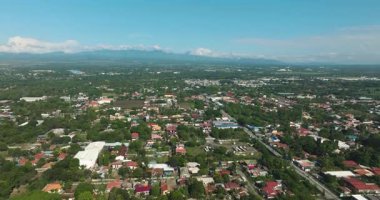 General Santos Cityscape Mindanao, Filipinler 'de. Mavi gökyüzü ve bulutlar.