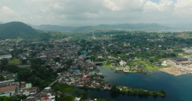 Marawi şehri ve Lanao Gölü 'nün hava araştırması. Lanao del Sur. Mindanao, Filipinler.