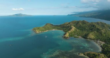 Mavi deniz ve Davao Oriental, Mati 'de uyuyan dinozor adası. Filipinler.