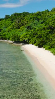 Turkuaz suyla kumlu sahildeki balıkçı teknesinin havadan görüntüsü. El Nido, Palawan 'daki Cagbuli Adası. Filipinler. Dikey görünüm.