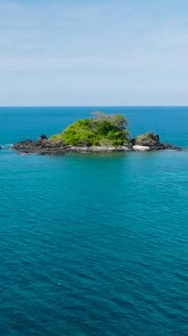 Kayalık kıyı şeridi olan Bury Adaları. Mavi deniz ve mercanlar. El Nido. Palawan 'da. Filipinler. Dikey görünüm.