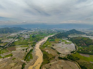 Filipinler 'de tarım arazileri ve nehir kıyıları olan tropik bir dağ. Mindanao..