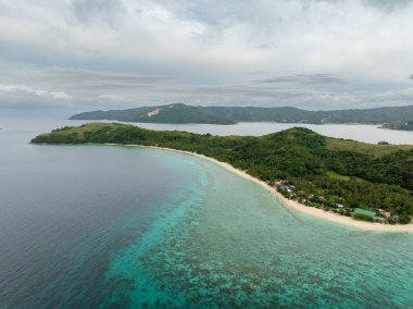 Logbon Adası 'nda tekneleri olan beyaz kumsal. Romblon, Filipinler.