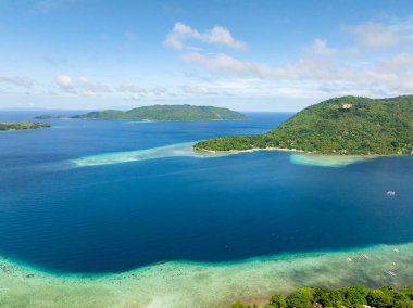 Tropikal adada mercanlı turkuaz su. Romblon, Filipinler 'de mavi deniz.