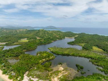Santa Fe, Tablas, Romblon 'da hindistan cevizi ağaçları olan agmanik göl ve dağ. Filipinler.