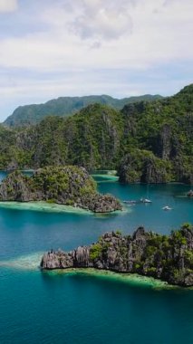 Mavi deniz ve ikiz göl Coron, Palawan 'da kireçtaşı kayalarıyla çevrili. Filipinler. Dikey görünüm.
