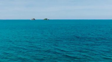 Mavi deniz ve El Nido 'daki küçük adaların insansız hava aracı görüntüsü. Palawan 'da. Filipinler.