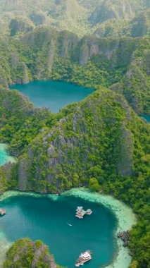 Barakuda Gölü 'nün ve Coron' daki lagünlerin havadan görüntüsü. Palawan, Filipinler. Dikey görünüm.