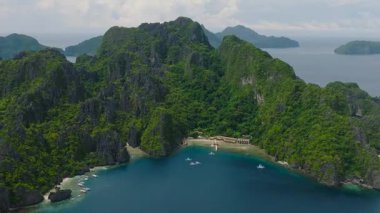 Miniloc Adası 'ndaki turistik tekne ve plajların havadan görüntüsü. El Nido, Palawan. Filipinler.