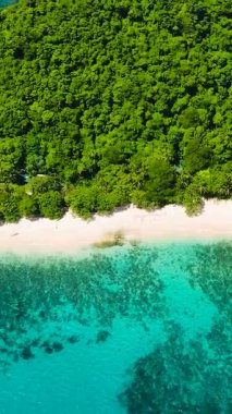 Turkuaz deniz suyunun üzerinde güneş yansıması. Helikopter plajı ve turist botları. El Nido. Palawan, Filipinler. Dikey görünüm.