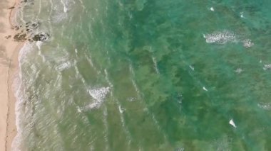 Şeffaf turkuaz sular yemyeşil bitki örtüsü ve kumlu kıyılarla el değmemiş bir kıyı şeridini yıkıyor. Santa Fe, Tablo, Romblon, Filipinler.