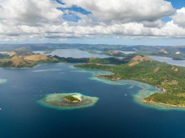 CYC Sahili 'ndeki turist tekneleri. Turkuaz deniz suyu ve mercanları olan Uson Adası. Coron, Palawan. Filipinler.