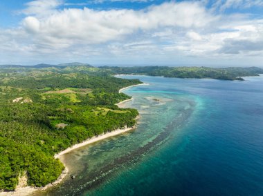 Beyaz kum ve turkuaz deniz suyuyla tropik plajlar. Santa Fe, Tablo Adası. Romblon. Filipinler.