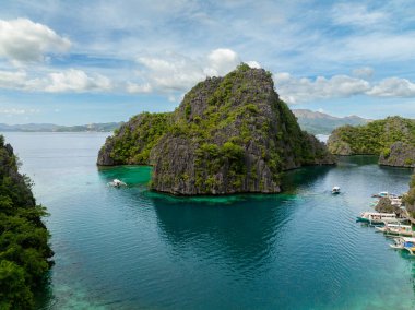 Kayangan Gölü 'nde bir grup botla turkuaz su gölü. Coron, Palawan. Filipinler.