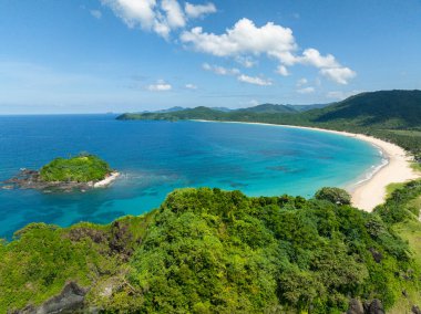 El Nido, Filipinler 'deki Nacpan Sahili' nde mercan ve dalgalı bir ada..