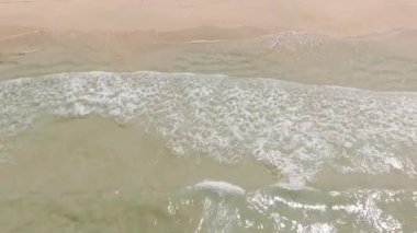 Şeffaf okyanus dalgaları kumlu sahile çarpıyor. Nacpan Sahili. El Nido, Palawan. Filipinler.