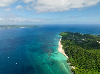 Boracay Adası 'ndaki Puka Shell Sahili' nde turkuaz suları ve mercanları olan kumlu sahil manzarası. Filipinler.