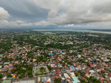Modern binaların ve Iloilo şehrindeki yerleşim yerlerinin güzel manzarası. Panay Adası. Filipinler.