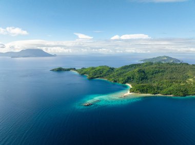 Mavi denizle çevrili adalardaki tropik kumlu sahil. Romblon, Filipinler.