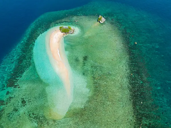 Güzel kumsalın ve turkuaz su adasının insansız hava aracı manzarası. Millari Adası. Mindanao, Filipinler. Yaz ve seyahat konsepti.