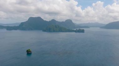 Mavi deniz ve mavi gökyüzü ve bulutların altındaki adalar. El Nido, Palawan. Filipinler.