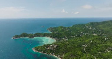 Okyanus ufkuyla kaplı tropikal ada manzarası. Koh Tao, Tayland.