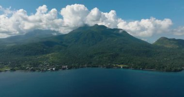 Dağ ve Camiguin Adası 'nın derin mavi denizi ile hava manzarası. Filipinler.
