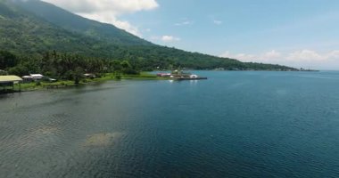 Lanao del Sur 'daki Lanao Gölü üzerinde uçuyor. Mindanao, Filipinler.