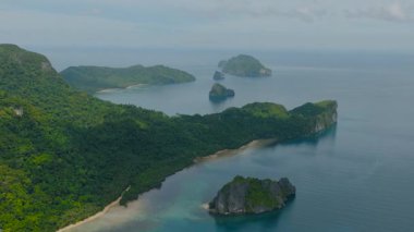 Plajı olan tropik bir ada. Filipinler 'deki El Nido' da. Palawan.
