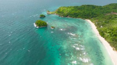 Canlı turkuaz suları, yemyeşil yemyeşil ve beyaz kumlu plajları olan bir kıyı manzarası. Ilig Iligan Sahili. Boracay Adası, Filipinler.