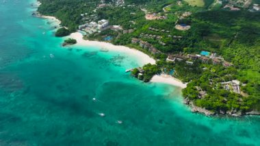 Canlı yeşillik ve mercanlı turkuaz suların yer aldığı kıyı manzarası. Boracay Adası, Filipinler.