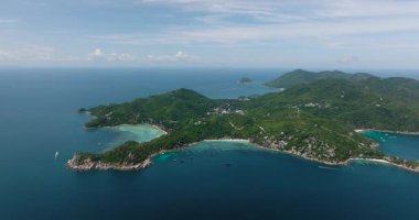 Ada kıyıları turkuaz sularla, manzaralı plajlarla ve kayalık çıkıntılarla çevrili. Koh Tao, Tayland.