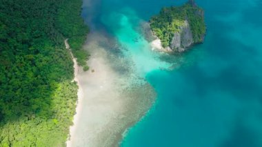 Beyaz kumlu Bukal Adası ve Cadlao Adası. El Nido. Palawan, Filipinler.