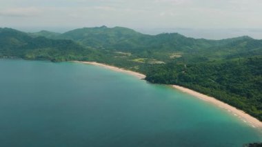 Dagmay Sahili 'ndeki okyanus dalgaları ve El Nido, Palawan' daki Mariposa Sahili. Filipinler.
