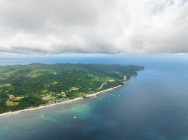 Beyaz kumlu, tropik adanın manzarası. Carabao Adası, San Jose. Romblon. Filipinler.