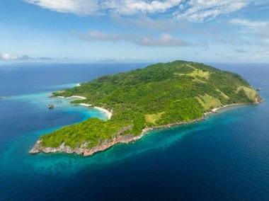Sahili mercan resifleriyle çevrili Cobrador Adası. Romblon, Filipinler.