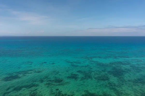 Bantayan, Cebu 'da mercanlarla dolu bir deniz yüzeyi. Filipinler. Turkuaz deniz suyuyla deniz burnu.