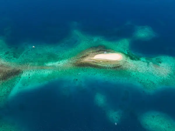 Derin mavi denizle çevrili tropikal beyaz kum yığını. Çıplak Ada. Deniz Burnu. Mindanao, Filipinler.