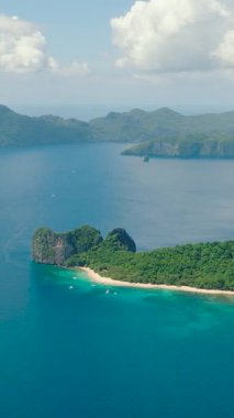 Helikopter Adası 'nın beyaz kumlu havadan görünüşü. El Nido. Palawan, Filipinler. Dikey görünüm.