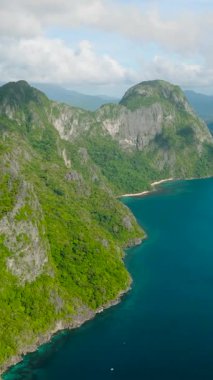 Cadlao Adası 'ndaki Mavi Deniz' in havadan görünüşü. El Nido, Palawan. Filipinler. Dikey görünüm.