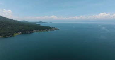 Lanao del Sur 'daki Lanao Gölü kıyısındaki köylerin hava manzarası. Mindanao, Filipinler.