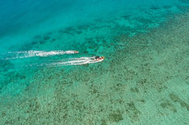 Okyanusu aşan sürat tekneleri. Mercan resifli turkuaz deniz suyu. Bantayan, Cebu, Filipinler.