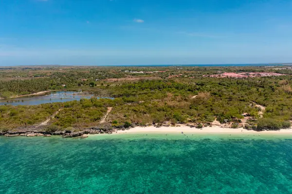 Bantayan Adası 'ndaki plajlar. Beyaz kumlar ve mercanlı turkuaz suları. Cebu, Filipinler. Sandira Sahili.