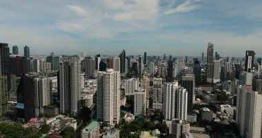 Bangkok 'taki gökdelenlerin gökyüzü altında modern bir ufuk çizgisi oluşturan gökyüzü manzarası. Bangkok, Tayland.