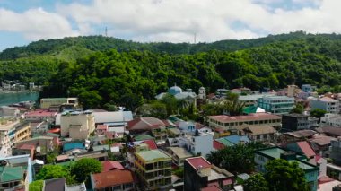 Canlı yeşillikler ve renkli binalar ve sakin bir atmosferi olan dağlarla çevrili bir şehir. Romblon, Filipinler.