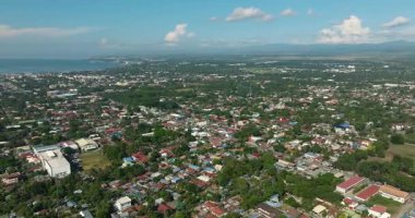 Şehir manzarası: General Santos City, gündüz vakti güzel bir şehir. Mavi gökyüzü ve bulutlar. Mindanao, Filipinler.