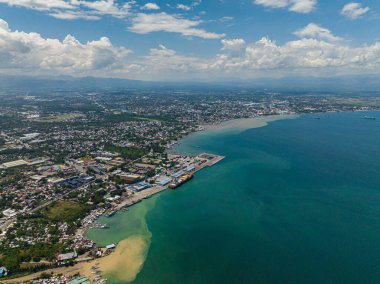 Sarangani Körfezi yakınlarındaki şehir. General Santos. Mavi gökyüzü ve bulutlar. Mindanao, Filipinler. Şehir manzarası.