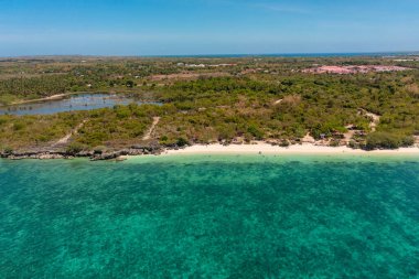 Sandira Sahili 'nde beyaz kumlar. Mercan resifleriyle çevrili tropik adanın havadan görünüşü. Bantayan, Cebu, Filipinler.